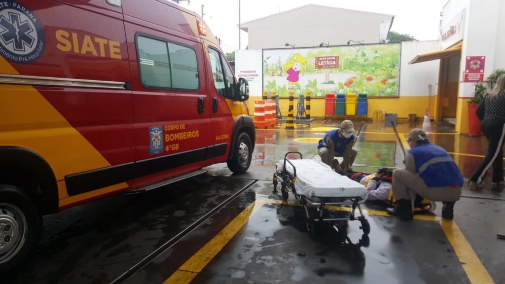 Jovem cai de moto em posto de combustíveis no Bairro Floresta