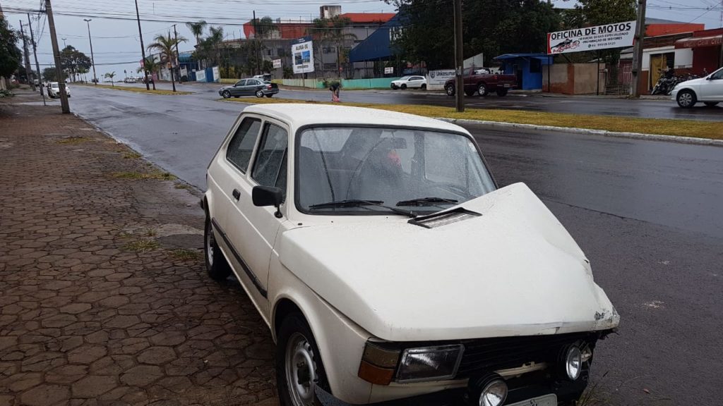 Vectra e Fiat 147 batem na Avenida Brasil, no Bairro Coqueiral