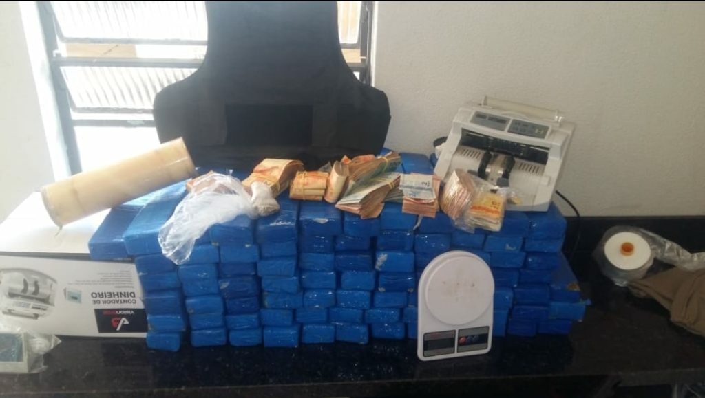 Grande quantidade de maconha e dinheiro é apreendida pela PM em Londrina; um jovem foi preso