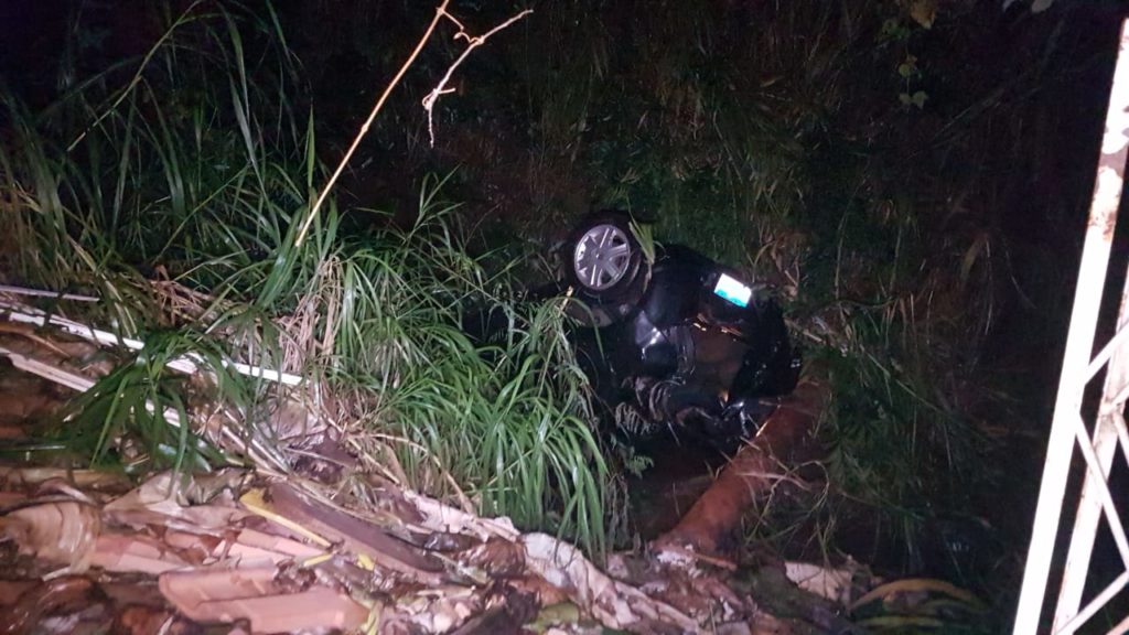 Saída de pista seguida de capotamento deixa duas pessoas feridas na PRc-467