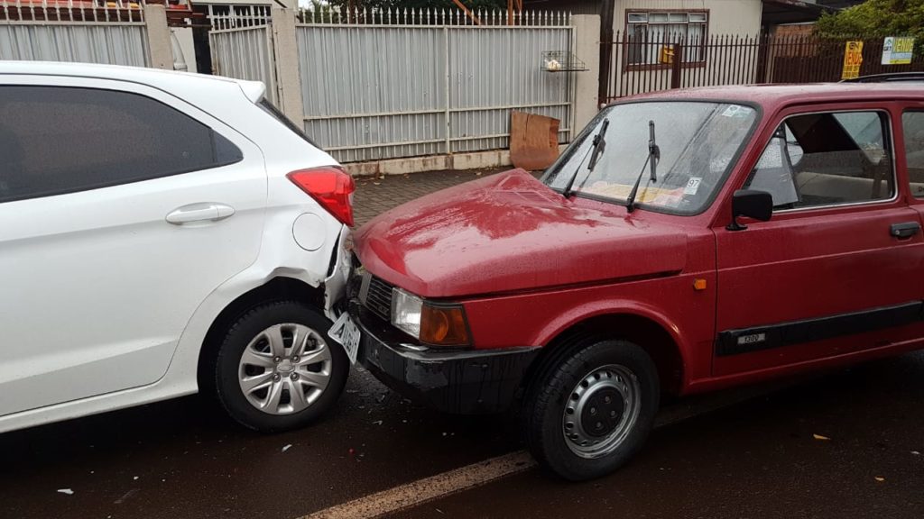 Motorista fica ferido ao atingir carros estacionados no Bairro Neva