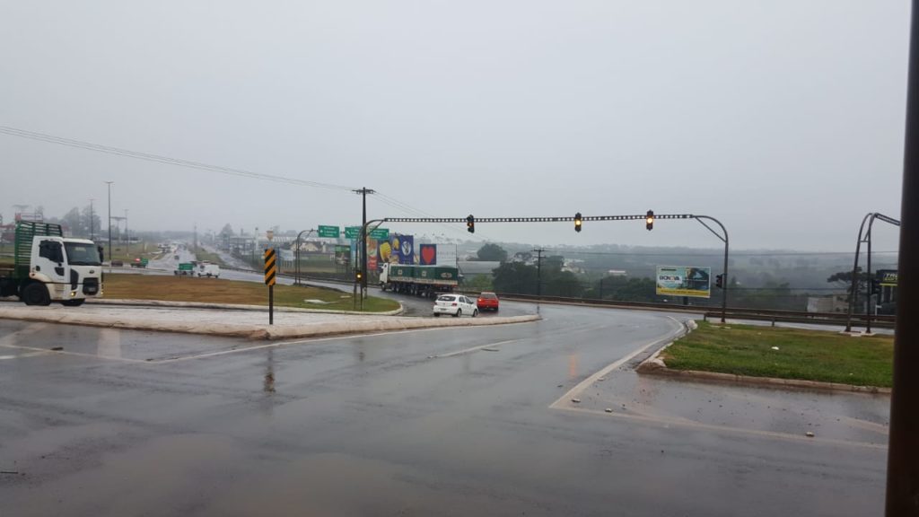 Atenção motorista! Semáforos do Trevo Cataratas continuam em amarelo piscante