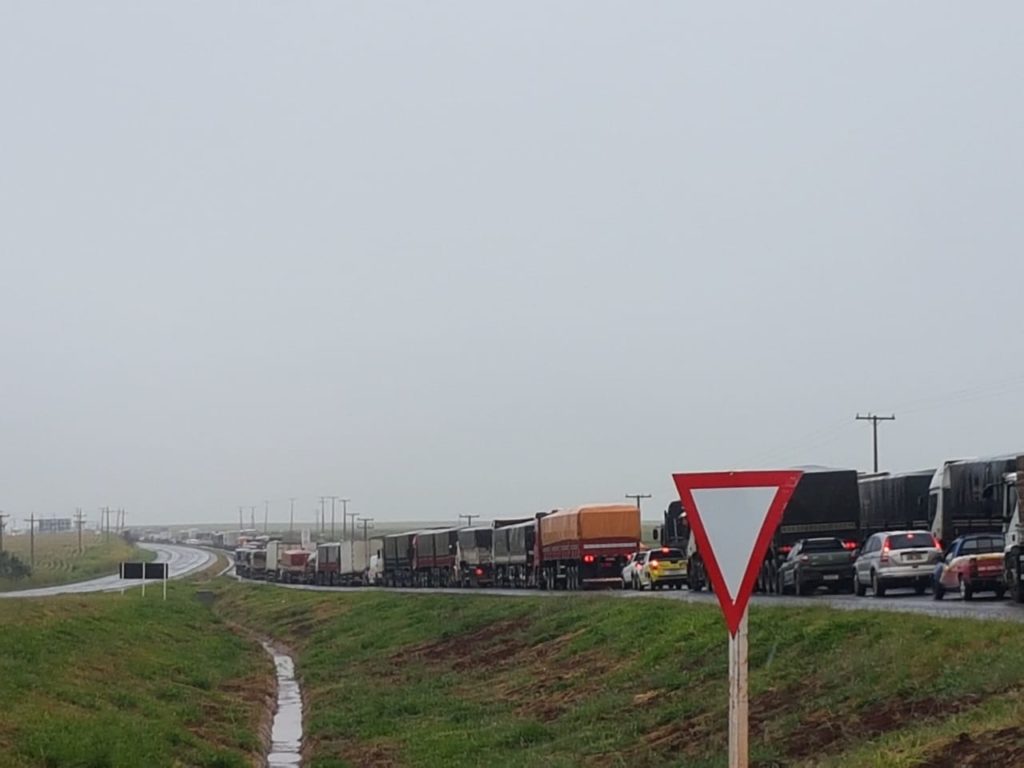 Carreta tomba e trânsito fica prejudicado na BR-163