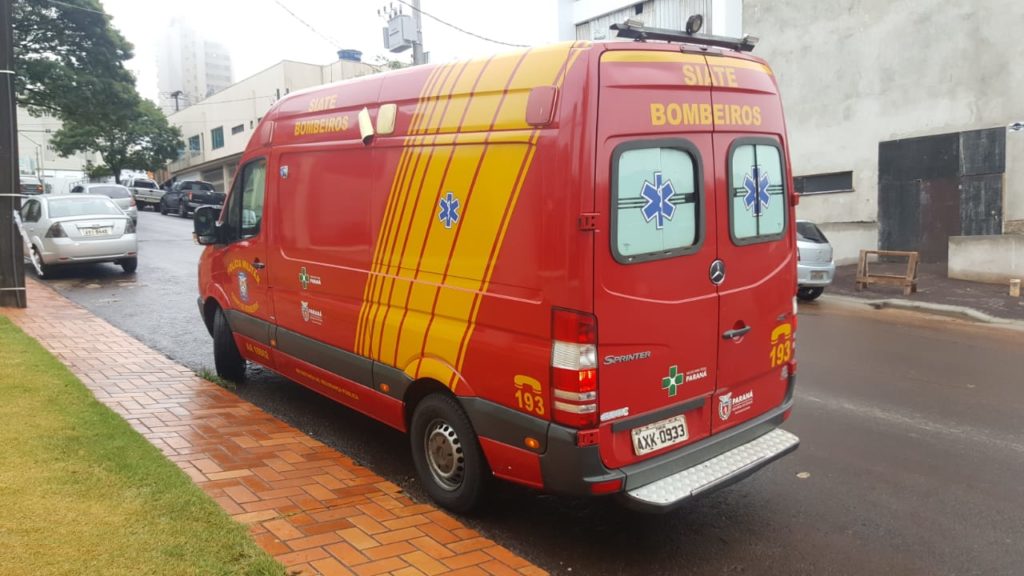 Mulher fica ferida ao sofrer queda em residência no Centro