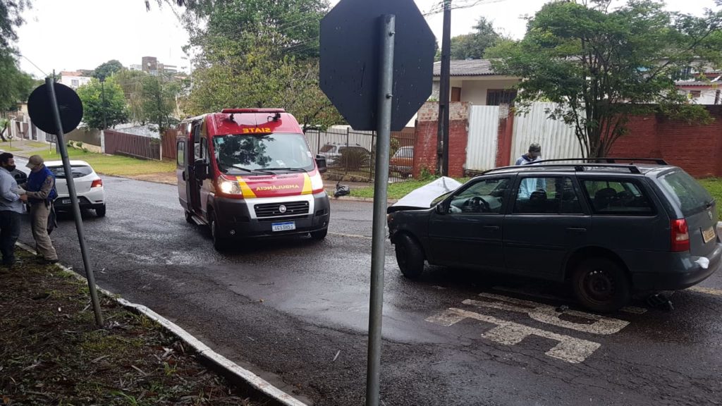 Carros batem em cruzamento na Região do Lago