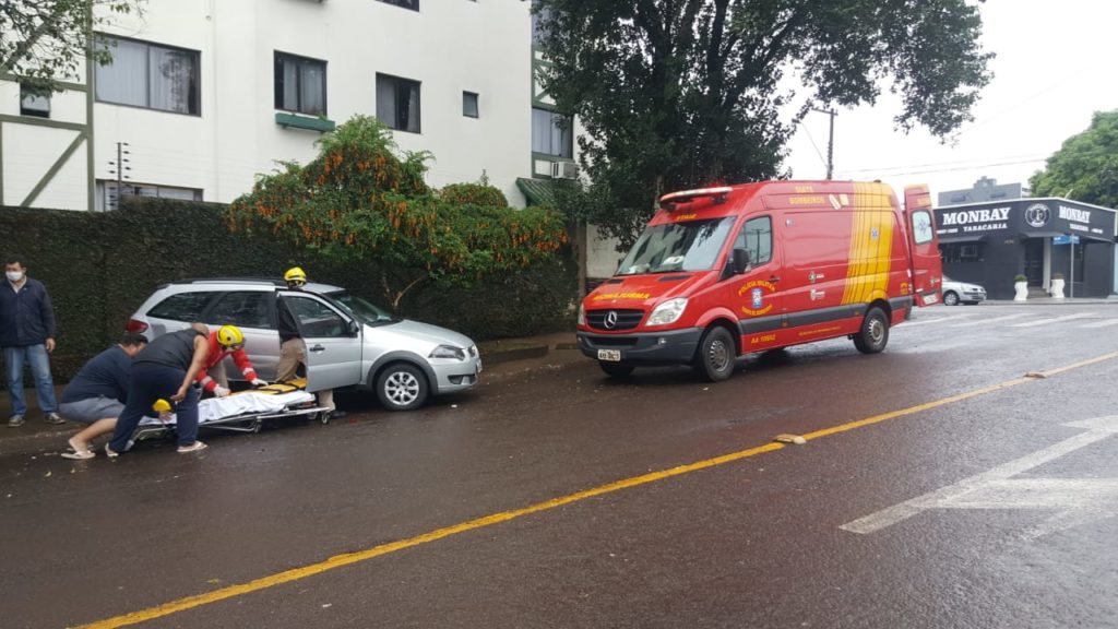 Palio e Astra invadem a calçada após acidente no Bairro Neva