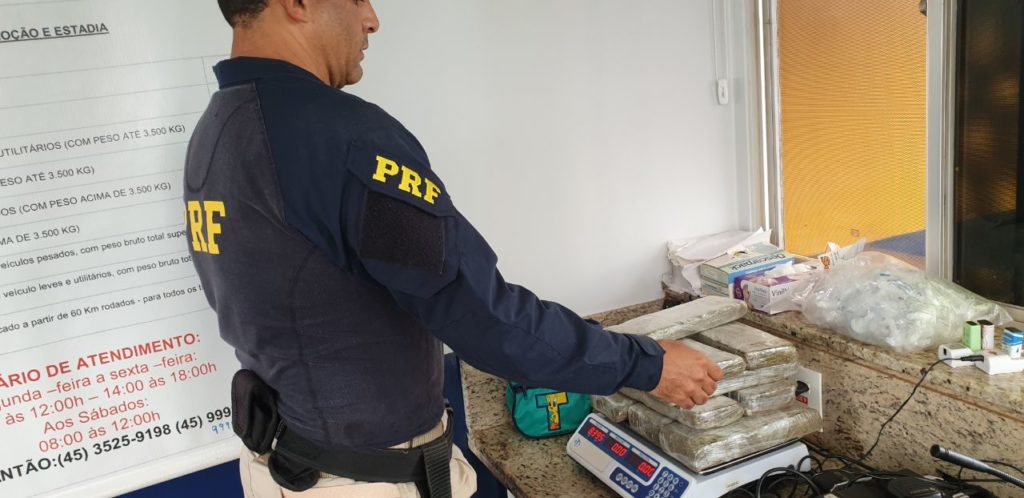 PRF apreende em Santa Terezinha de Itaipu drogas em ônibus
