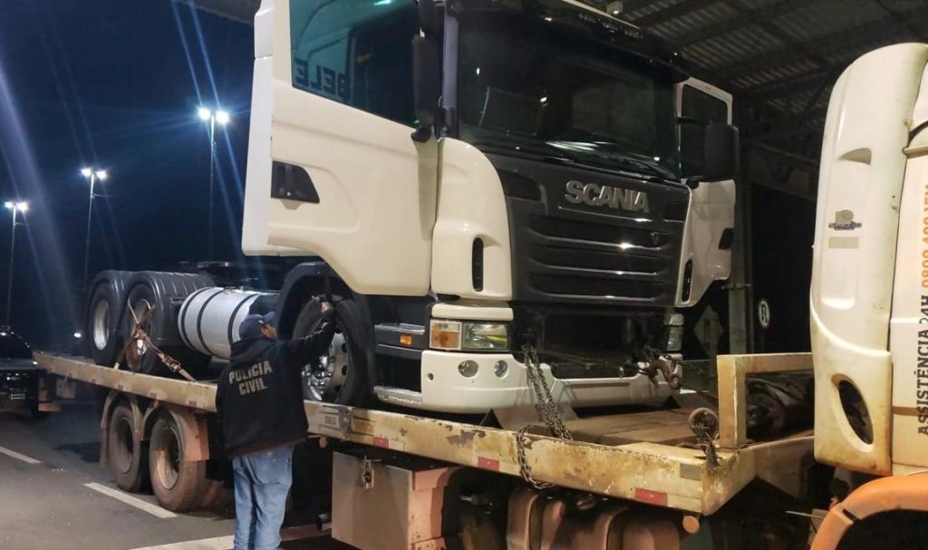 Polícia Civil recupera caminhão que havia sido roubado em Manoel Ribas
