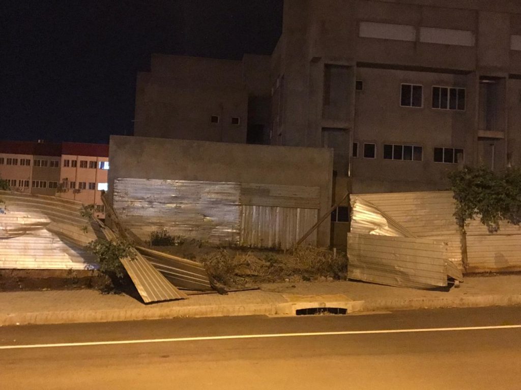 Lixo é descartado em obra do HU e moradora faz reclamação