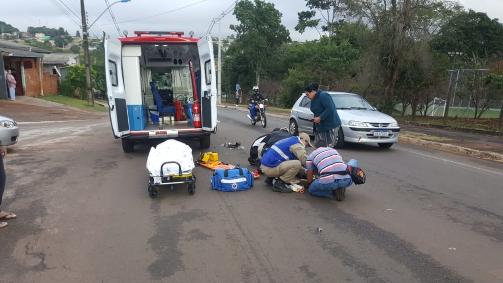 Motociclista tem suspeita de fratura na perna ao ser atingida por carro no Brasília