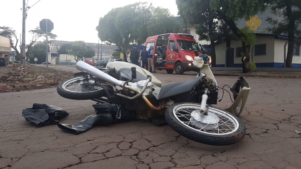 Homem fica ferido em colisão entre veículos no Parque São Paulo