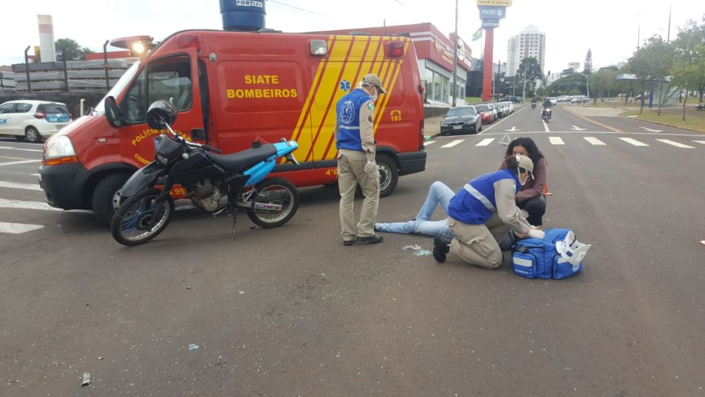 Acidente entre carro e moto é registrado na Av. Tancredo Neves