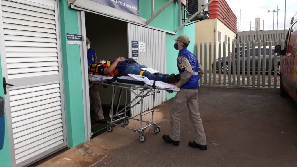 Homem é levado à UPA Veneza ao sofrer queda na marginal da BR-277