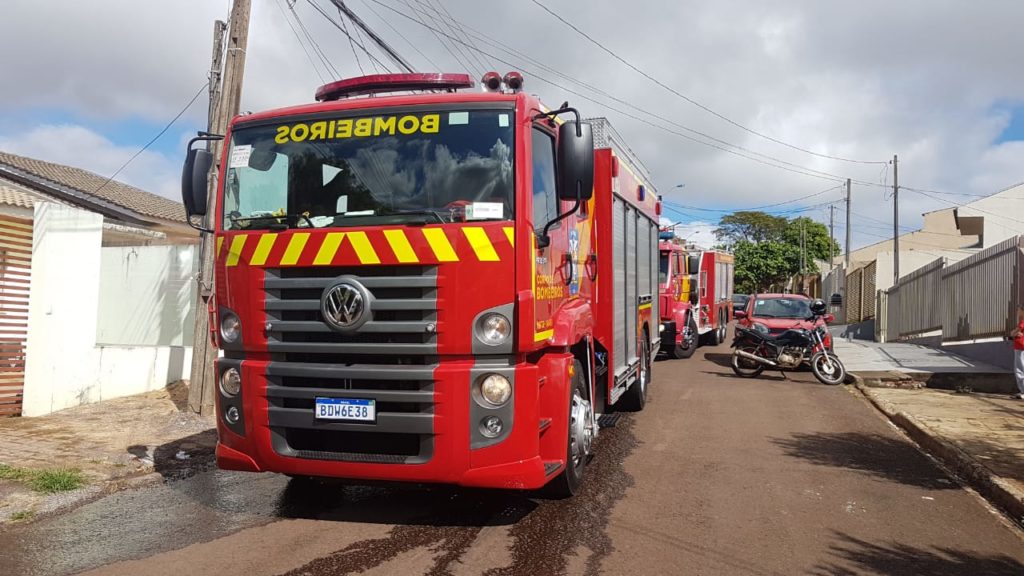 Princípio de incêndio em residência mobiliza dois caminhões dos Bombeiros ao Parque Verde
