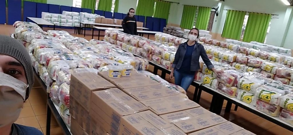 Ação da Cidadania doa alimentos para escolas de samba no Rio
