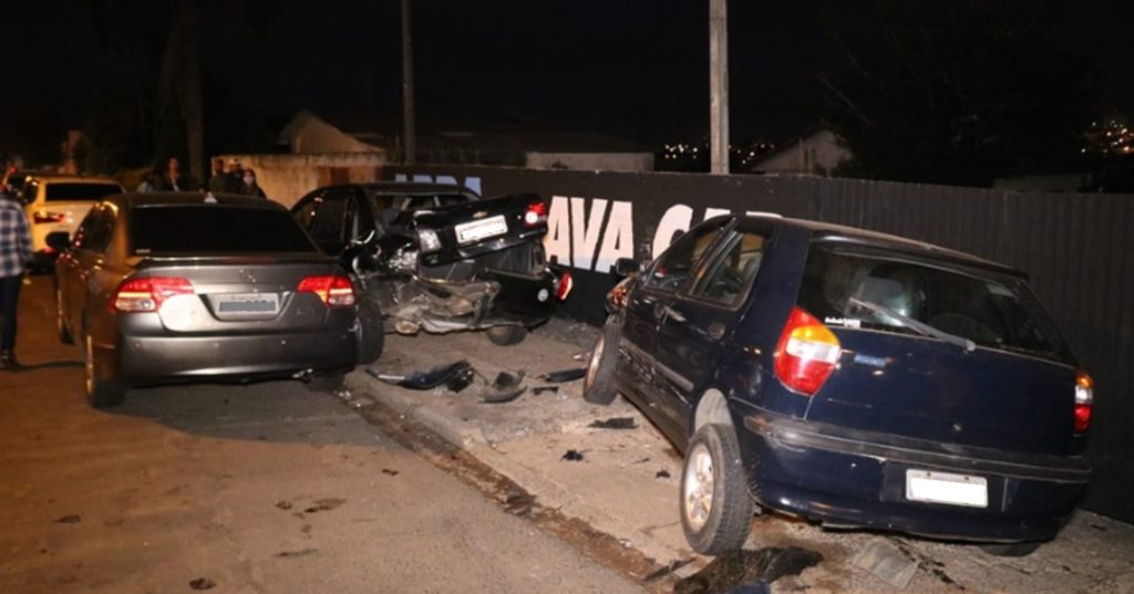 Batida envolve quatro carros na Nova Rússia, em Ponta Grossa