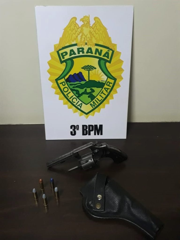 PM apreende arma de fogo e recupera dinheiro de furto em Coronel Vivida