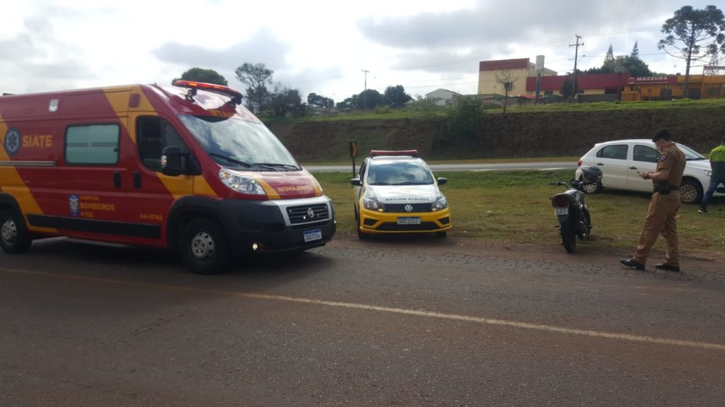 Motociclista de 54 anos sofre queda na marginal da BR-277