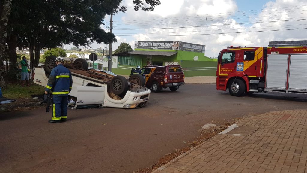 Caminhonete capota, após colisão com caminhão no Jardim Presidente