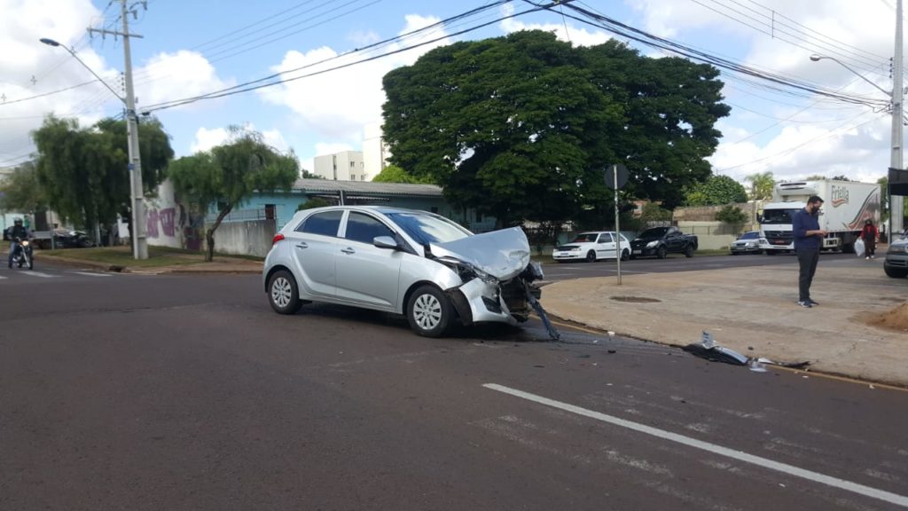 Homens ficam feridos em acidente no Bairro Aclimação