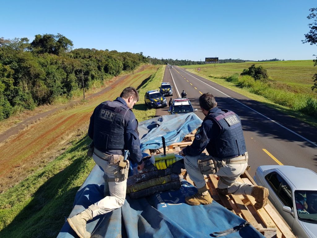 PRF apreende carreta carregada com mais de uma tonelada de maconha na BR-277, em Céu Azul