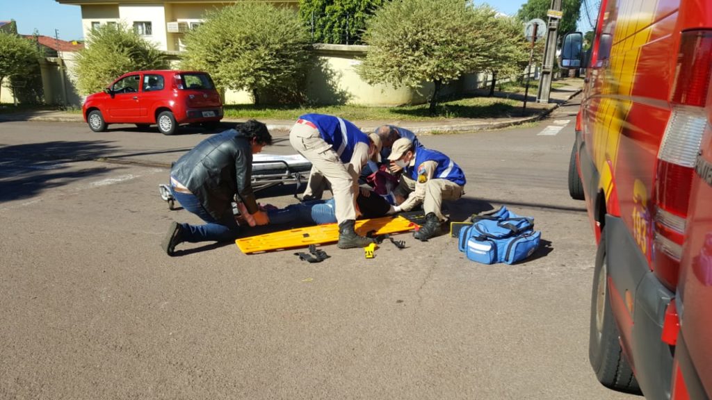 Ciclista de 53 anos é atingida por carro no Bairro Maria Luíza