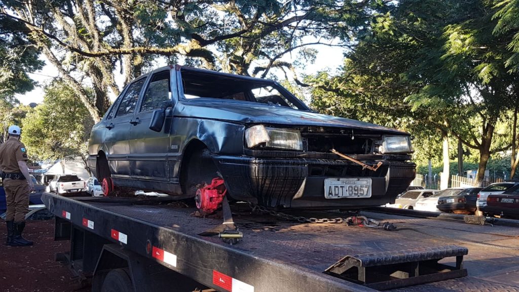 Carro com registro de furto é localizado depenado às margens da BR-277