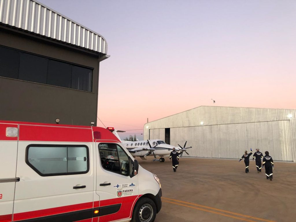 Trigêmeos: com risco de parto prematuro, mãe é levada de avião para Campo Largo
