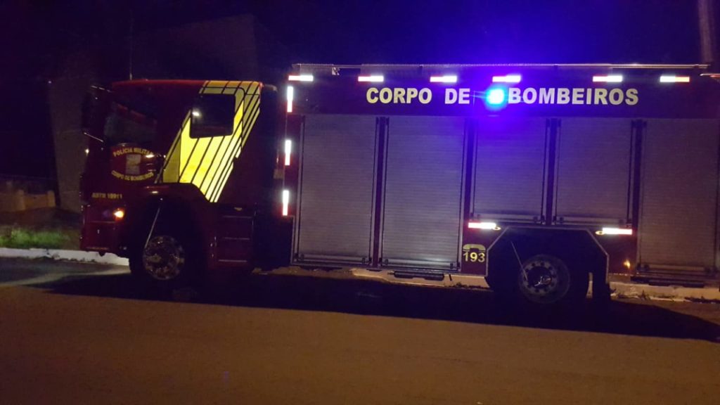 Bombeiros são chamados ao Bairro Floresta para combater incêndio