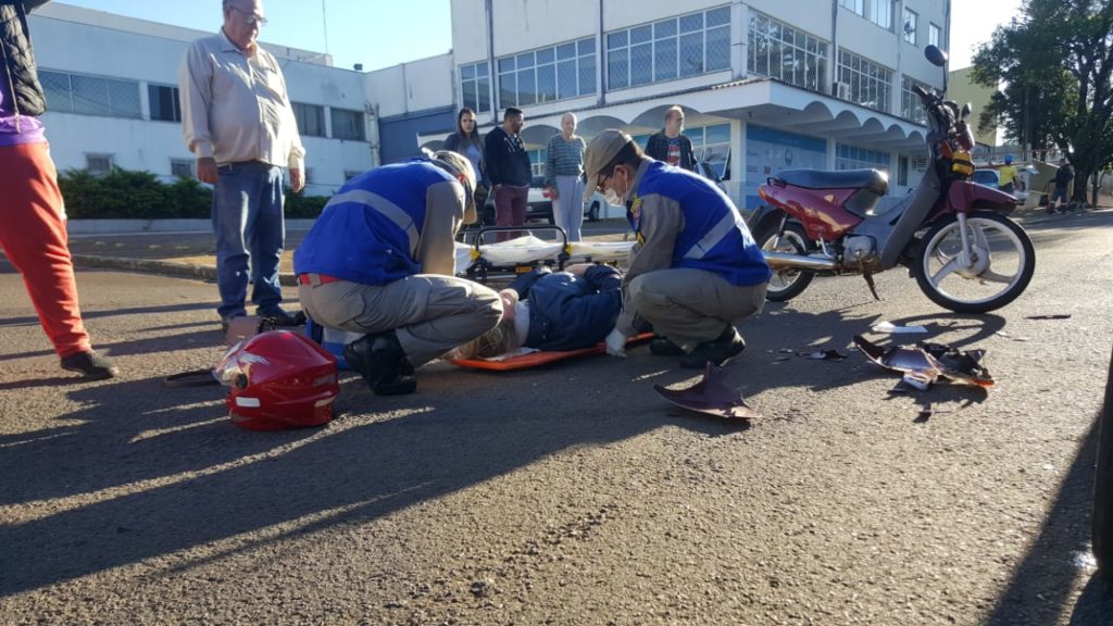 Carro e moto batem na Rua Paraná e mulher fica ferida
