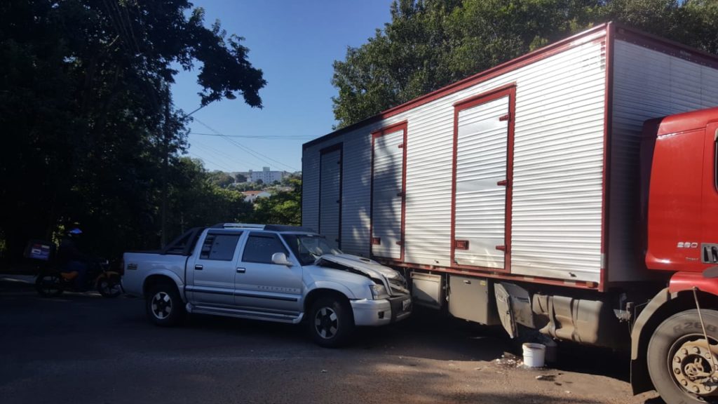 Caminhonete e caminhão se envolvem em acidente no Bairro Neva