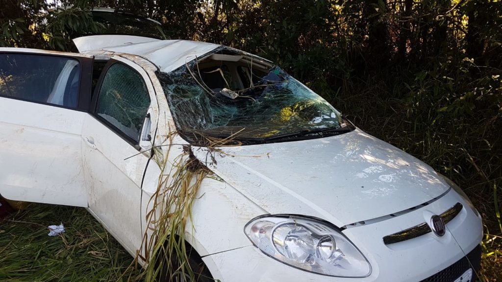 Palio capota durante acidente envolvendo três veículos na BR-277, em Santa Tereza do Oeste