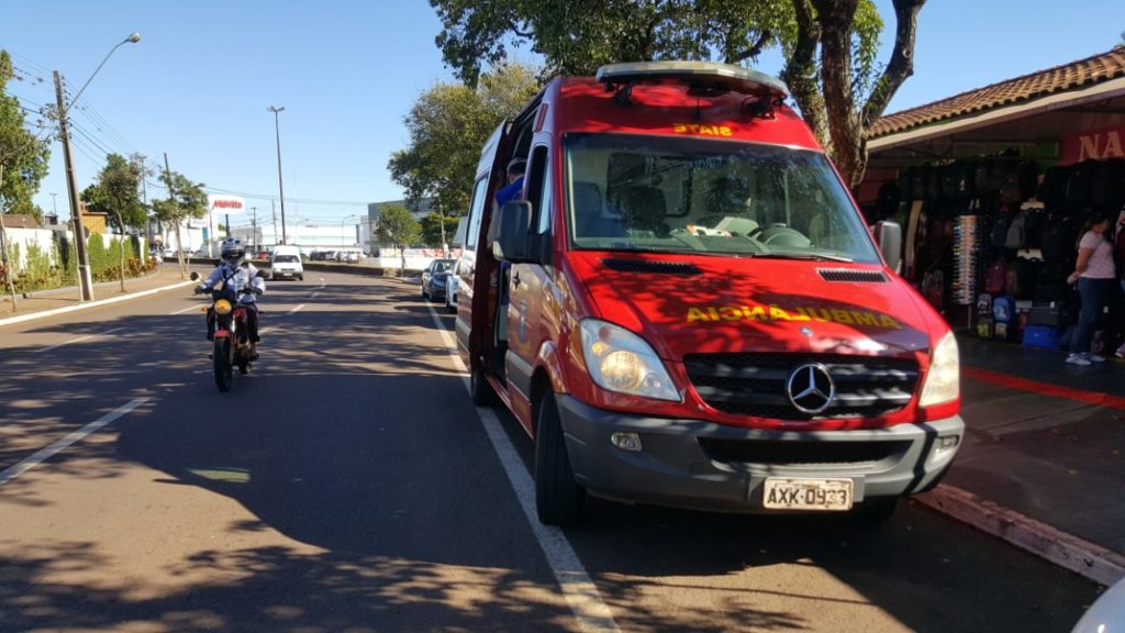 Idoso é socorrido ao sofrer queda na Rua Barão do Cerro Azul