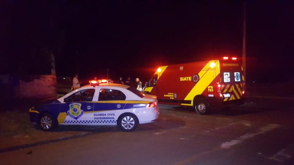 Jovem fica ferido após colisão entre carro e moto no Jardim Clarito