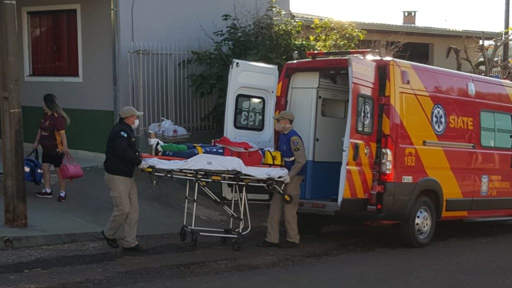 Mulher fratura o tornozelo ao escorregar em rampa de residência no Jardim Bela Vista
