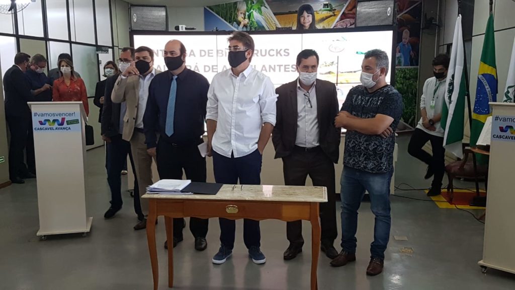 Prefeito e secretário assinam contrato de alienação de imóveis de núcleos industriais