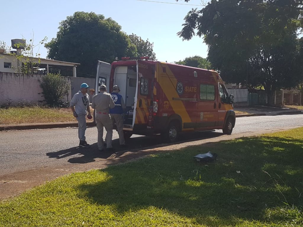 Jovem fica ferida em acidente entre carro e moto no Bairro Periolo