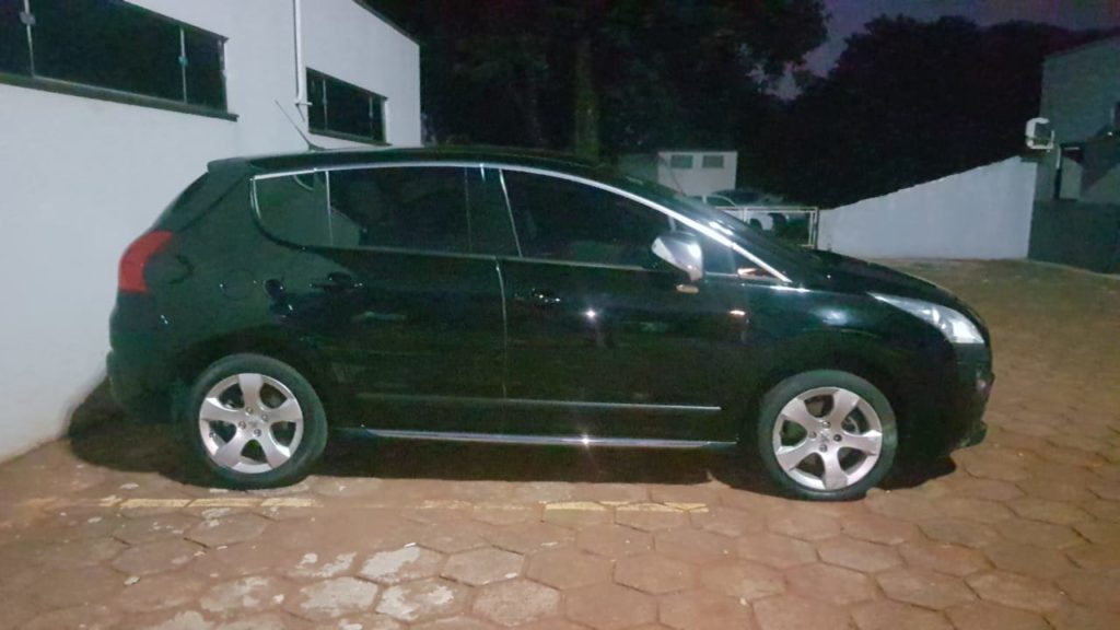 Carro furtado em Curitiba é recuperado pelo Choque em Cascavel; dois foram detidos