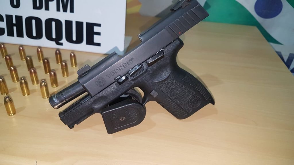 Homem é detido pelo Choque com pistola calibre 380 e 29 munições no São Cristóvão