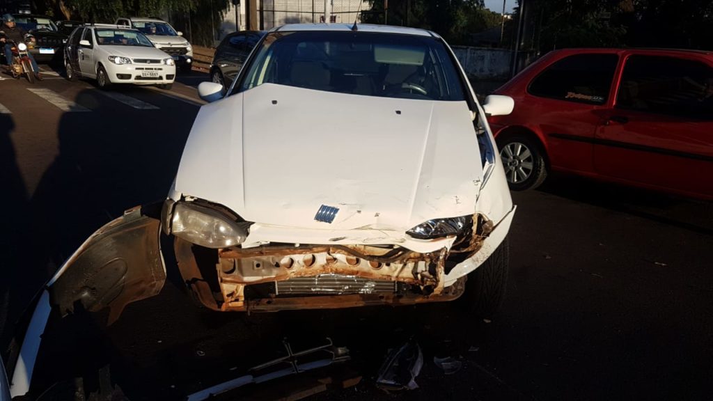 Carros sofrem vários danos em acidente na Rua Minas Gerais