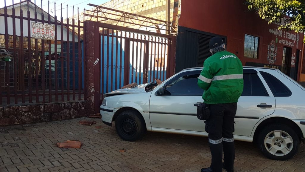 Desgovernado, carro desce via, atinge árvore e portão no Bairro Santo Onofre
