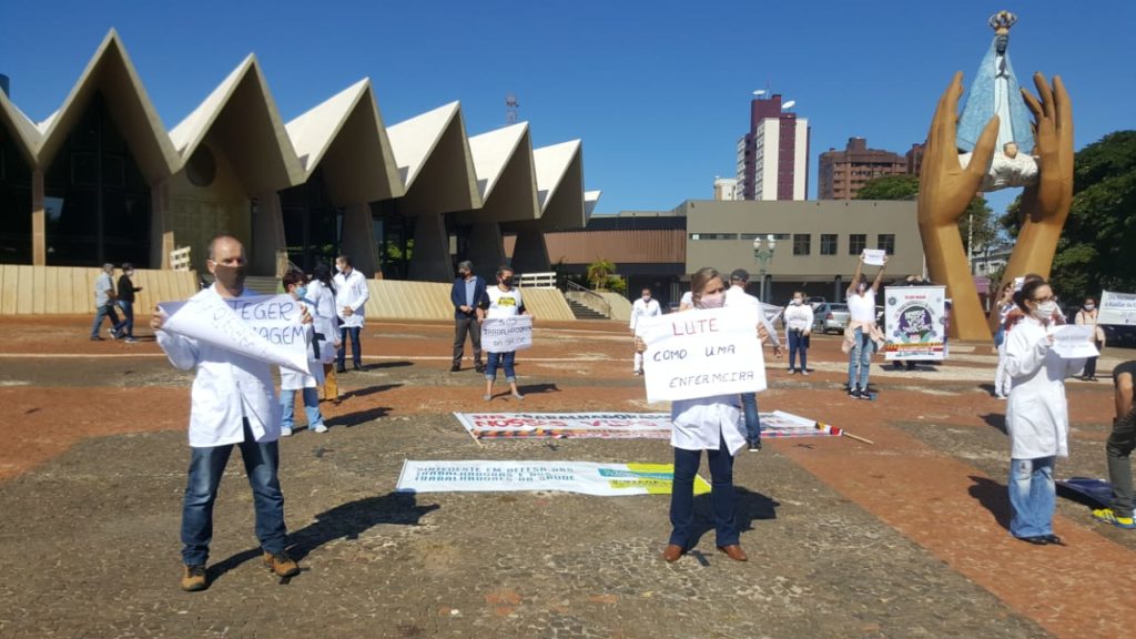 Covid-19: Profissionais da Saúde fazem ato público em frente à Catedral