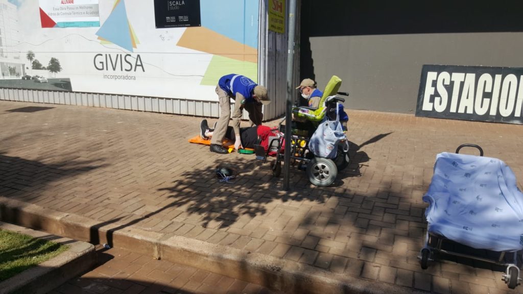 Cadeirante é socorrida pelo Siate na Avenida Brasil, no Centro