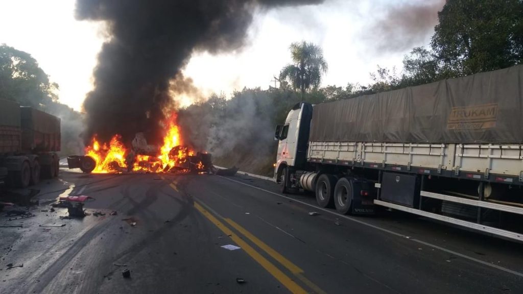 Acidente entre cinco carretas provoca morte e incêndio na Rodovia do Xisto