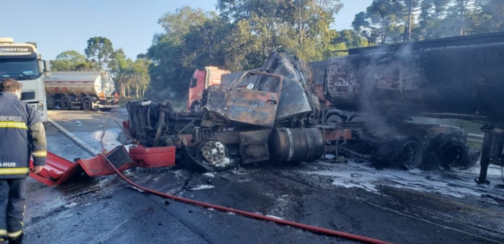 Acidente com cinco caminhões deixa um morto na BR-476, em São Mateus do Sul
