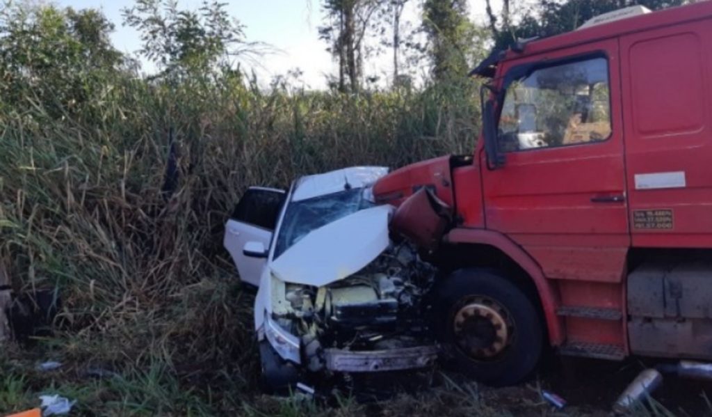 Duas pessoas morrem em acidente com três veículos na BR-376, em Paranavaí