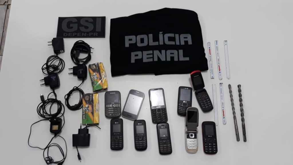 Agentes penitenciários evitam entrada de 17 celulares e drogas em unidades prisionais