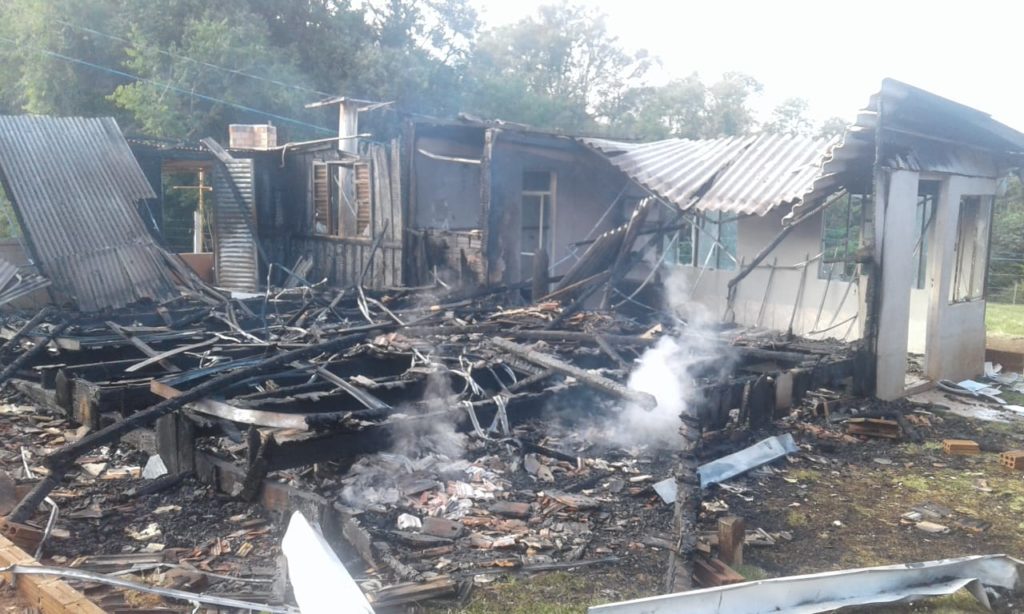 Incêndio destrói casa na zona rural de Santa Izabel do Oeste