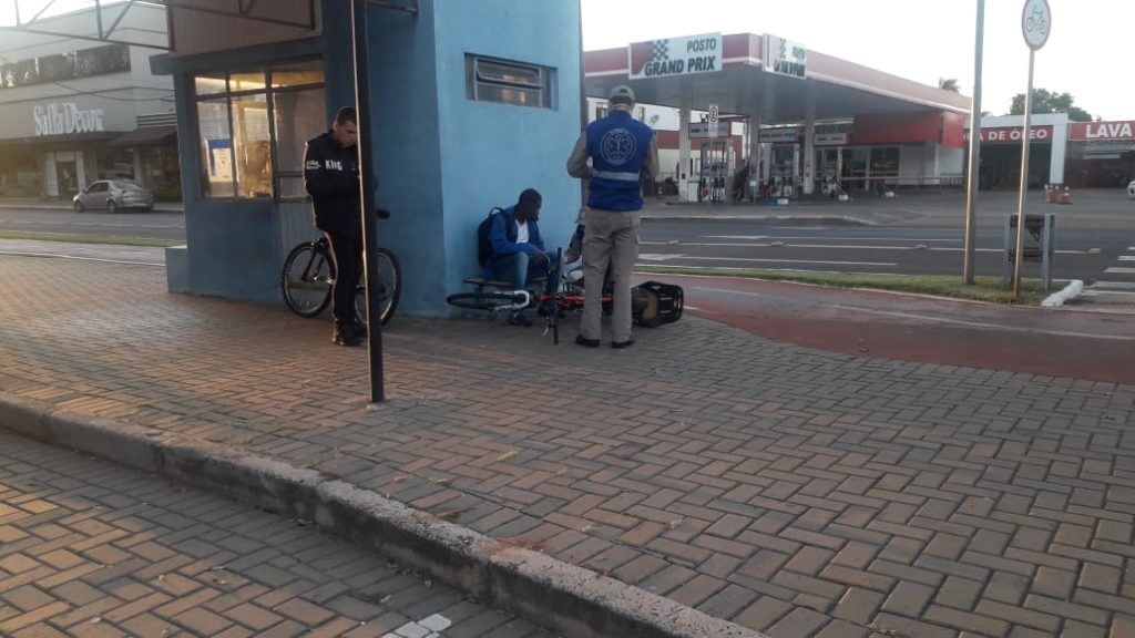 Ciclistas se envolvem em acidente na Avenida Brasil