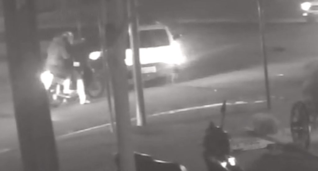 Colisão entre carros no Bairro Coqueiral quase ‘sobra’ para motociclista